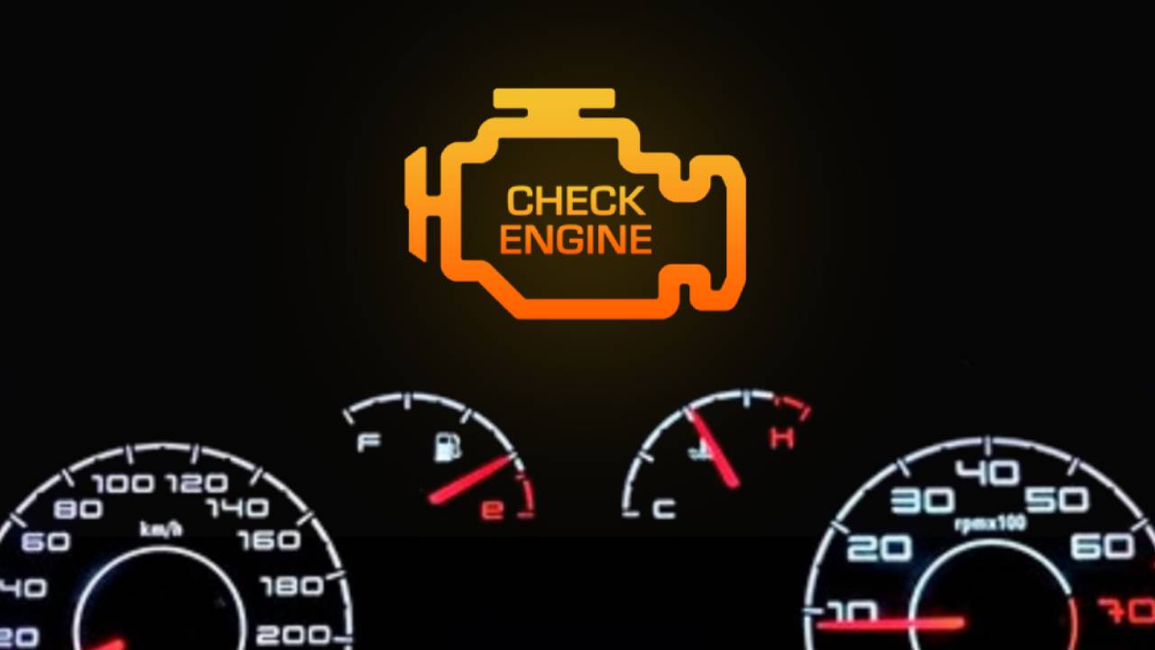Tablero de un auto donde se encendió la luz de Check Engine. Tablero de un auto donde se encendió la luz de Check Engine.