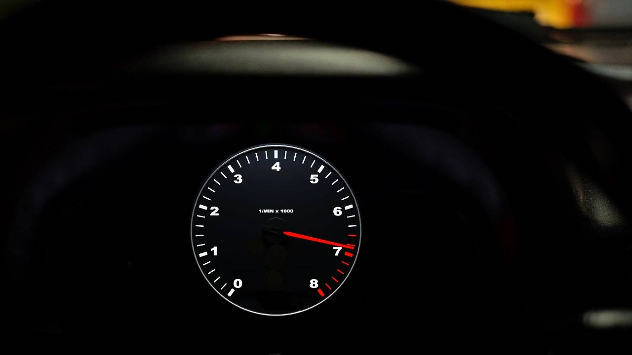 Tacómetro ubicado en el tablero que sirve para medir las revoluciones por minutos (RPM) del motor de un auto. Tacómetro ubicado en el tablero que sirve para medir las revoluciones por minutos (RPM) del motor de un auto.